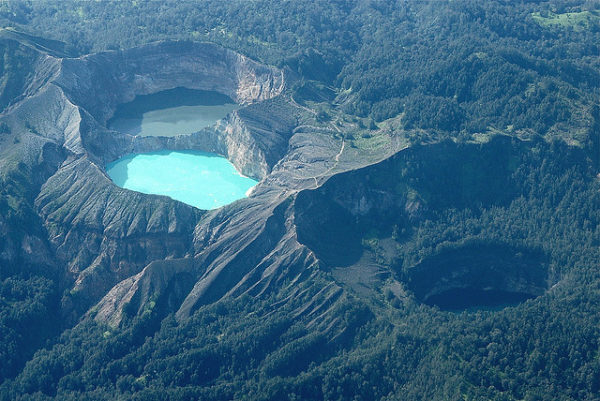 Трехцветные озера на горе Келимуту