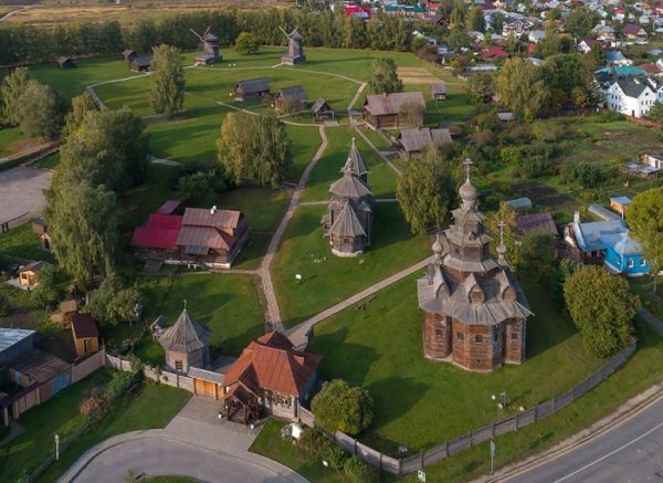 В памятниках деревянного зодчества Суздаля и крестьянского быта воплощен многовековой уклад жизни русского народа (Суздаль.